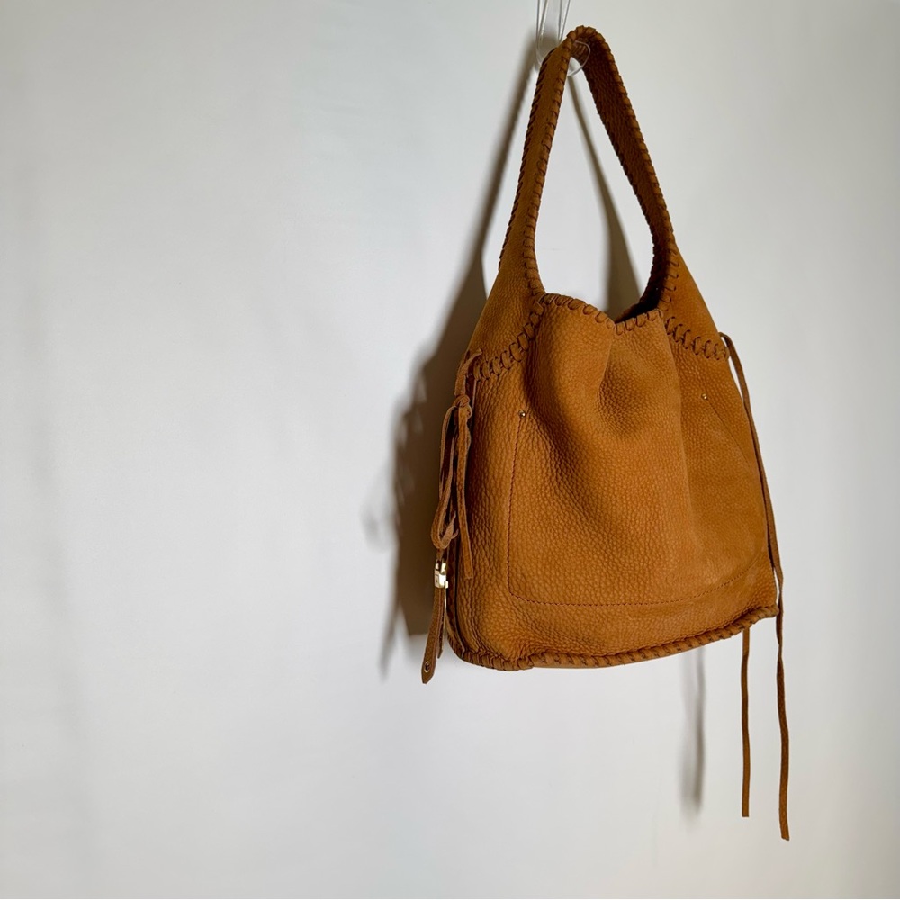 Cᴏʟᴇ Hᴀᴀɴ Rᴀʟᴇɪɢʜ Wʜɪᴘsᴛɪᴛᴄʜᴇᴅ Hᴏʙᴏ Bᴀɢ ɪɴ Cᴏɢɴᴀᴄ - Picture 2 of 16